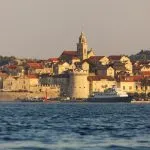 Vue de la mer sur la vieille ville de Korcula, mer Adriatique, Croatie