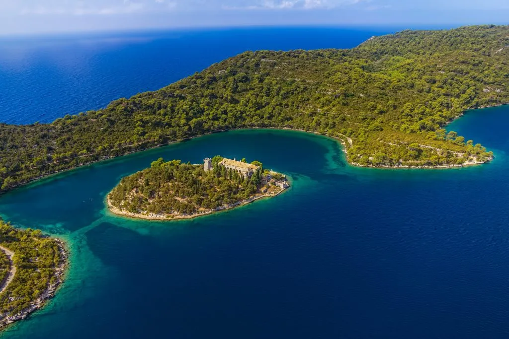 Hubschrauber-Luftaufnahme des Klosters St. Maria auf der kleinen Insel im Nationalpark Mljet, Kroatien