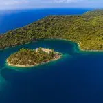 Hubschrauber-Luftaufnahme des Klosters St. Maria auf der kleinen Insel im Nationalpark Mljet, Kroatien