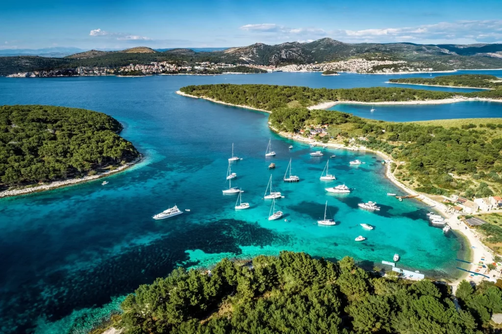 Luftaufnahme der Paklinski-Inseln in Hvar, Kroatien.