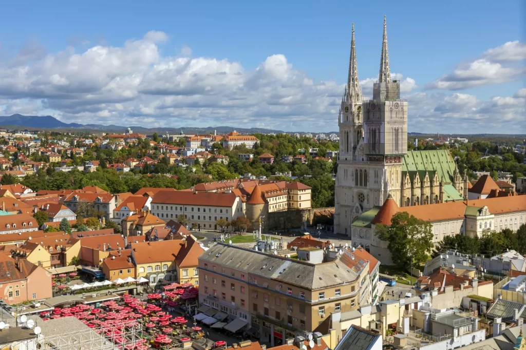 Luftaufnahme der Zagreber Kathedrale und des Dolac-Marktes.