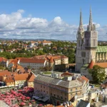 Luftaufnahme der Zagreber Kathedrale und des Dolac-Marktes.