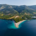 Luchtfoto van het strand Zlatni Rat aan de Adriatische Zee, Bol, eiland Brac, Kroatië. Zomer vakantieoord