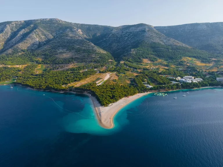 Luftaufnahme des Strandes Zlatni rat am Adriatischen Meer, Bol, Insel Brac, Kroatien. Sommerurlaubsort
