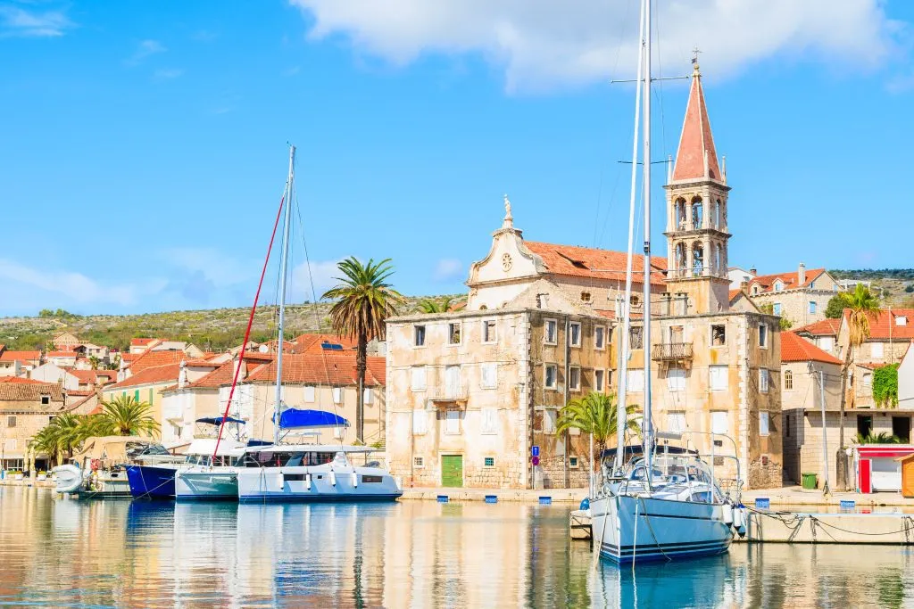 Schöne Kirche im Hafen von Milna an einem sonnigen Sommertag, Insel Brac, Kroatien