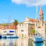 Schöne Kirche im Hafen von Milna an einem sonnigen Sommertag, Insel Brac, Kroatien