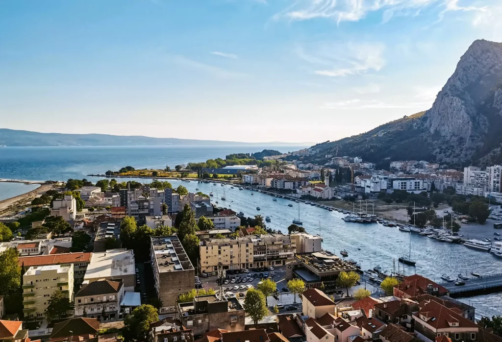 Belle vue de la ville balnéaire d'Omis en Croatie. Belle côte bleue de la mer Adriatique en été