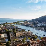 Belle vue de la ville balnéaire d'Omis en Croatie. Belle côte bleue de la mer Adriatique en été