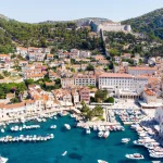 Vue aérienne du port de Hvar en Croatie