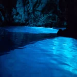 Grotte bleue Croatie photographie depuis un bateau