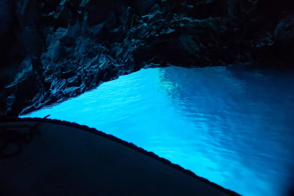 Blaue Höhle Kroatien Fotografie von einem Boot aus
