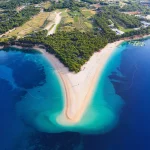 Kroatien, Insel Hvar, Bol. Blick aus der Luft auf den Zlatni Rat. Strand und Meer aus der Luft. Berühmter Ort in Kroatien. Sommerliche Meereslandschaft aus der Drohne. Reisen - Bild