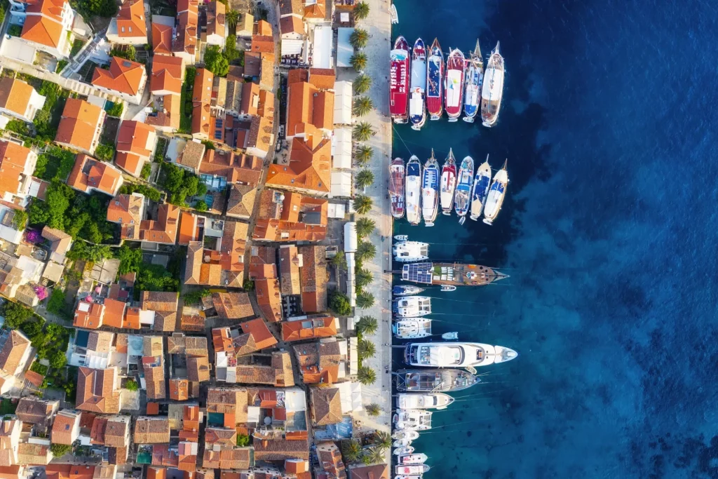 Hvar, Kroatien. Blick aus der Luft auf die Altstadt. Urlaub und Abenteuer. Stadt und Meer. Blick von oben aus einer Drohne auf die Altstadt und das azurblaue Meer. Reisen - Bild