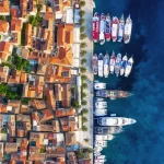 Hvar, Kroatien. Blick aus der Luft auf die Altstadt. Urlaub und Abenteuer. Stadt und Meer. Blick von oben aus einer Drohne auf die Altstadt und das azurblaue Meer. Reisen - Bild