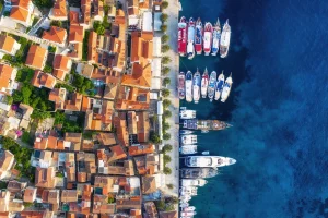 Vermischen Sie Vergangenheit und Gegenwart im lebendigen Hvar