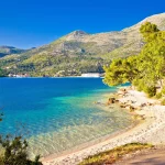 Plage turquoise idyllique à Slano, mer Adriatique, région de Dubrovnik en Croatie