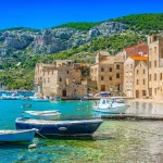 Paysage marin de Komiza, île de Vis. / Vue panoramique du front de mer à Komiza, paysage d'été dans le sud de la Croatie, lieux de voyage méditerranéens.