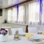 Frau prächtiges Restaurant sonnige Plattform usw.
