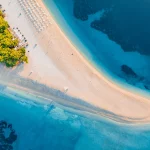 Panoramablick aus der Luft auf den Zlatni Rat. Strand und Meer aus der Luft. Berühmter Ort in Kroatien. Sommerliche Meereslandschaft aus der Drohne. Reisen - Bild