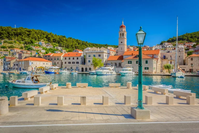 Pucisca Insel Brac Kroatien. / Blick auf kleinen mediterranen Ort auf der Insel Brac, Pucisca Stadt, Kroatien.