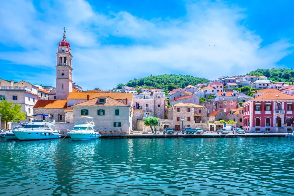 Vue panoramique d'une ville méditerranéenne sur l'île de Brac, destination touristique populaire en Croatie, station estivale européenne.