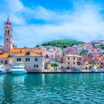Vue panoramique d'une ville méditerranéenne sur l'île de Brac, destination touristique populaire en Croatie, station estivale européenne.