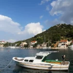 Kleines Fischerboot im malerischen Hafen auf der Insel Lastovo, Kroatien.