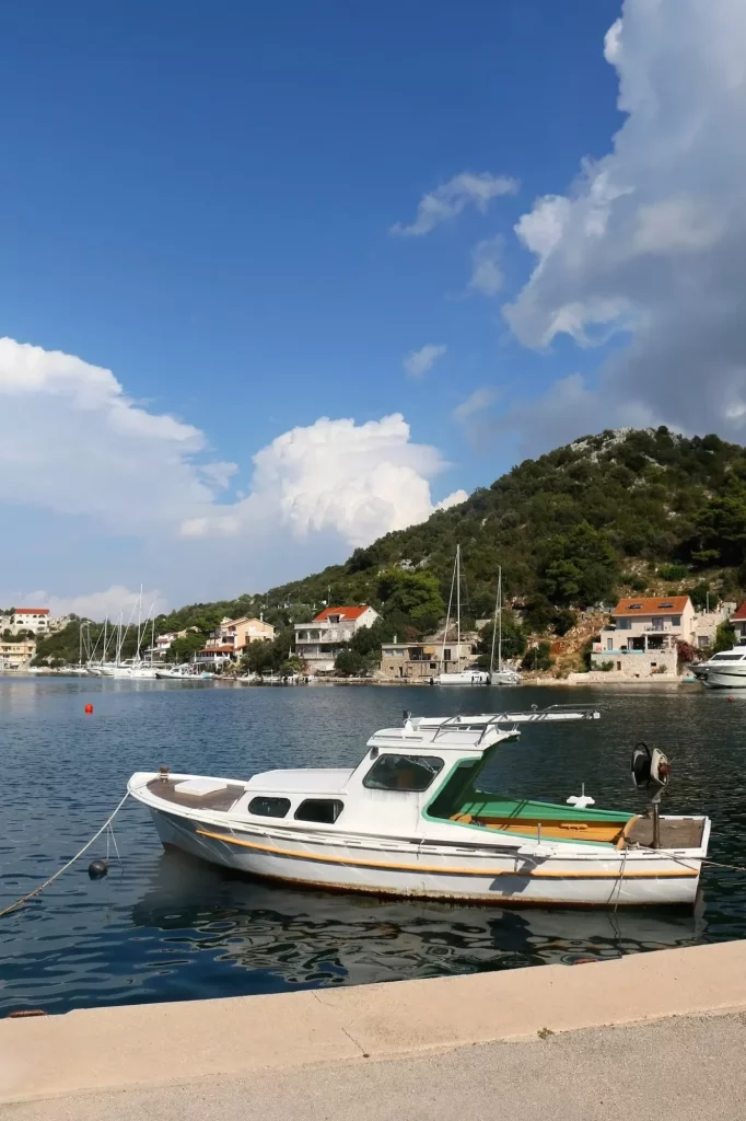 Kleines Fischerboot im malerischen Hafen auf der Insel Lastovo, Kroatien.