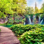 Prächtige Morgenansicht des Plitvicer Nationalparks. Colorful Frühling Szene der grünen Wald mit reinem Wasser Wasserfall. Große Landschaft von Kroatien, Europa. Traveling Konzept Hintergrund.