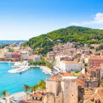 Split, Kroatien. Blick auf Split Stadt und Marjan Hügel, warmen Sommer sonnigen Tag.