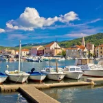 Stari Grad auf der Insel Hvar mit Blick aufs Wasser, Dalmatien, Kroatien