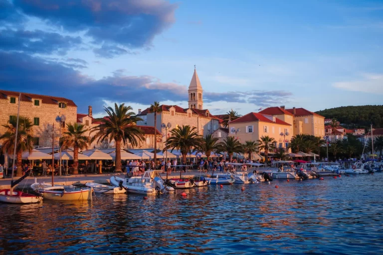 Supetar, Kroatien: 24. Juli 2018: Blick auf das Meer in der Stadt Supetar auf der Insel Brac in Kroatien