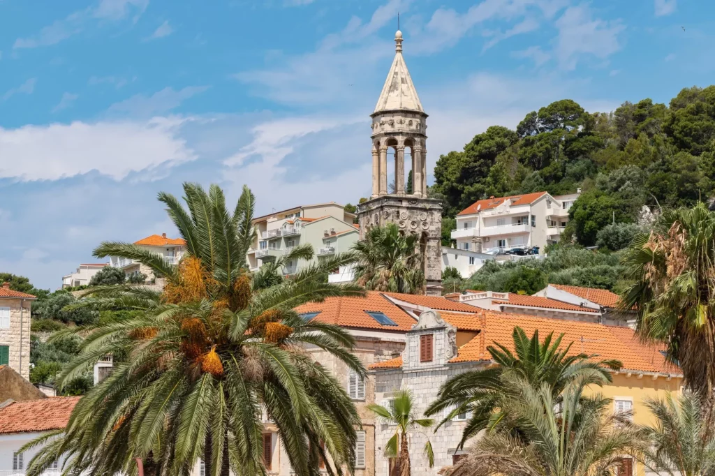 Der Turm der St. Markus-Kirche in der Stadt Hvar, Insel Hvar, Kroatien