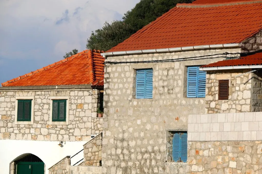 Traditionelle mediterrane Gebäude auf der Insel Lastovo, Kroatien.