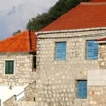 Traditionelle mediterrane Gebäude auf der Insel Lastovo, Kroatien.