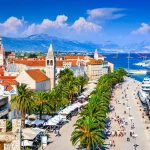 Trogir, Kroatien. Sonnige Promenade entlang des Piers der alten venezianischen Stadt, Dalmatinische Küste in Kroatien.