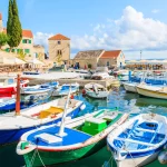 Uitzicht op de haven van Bol met kleurrijke vissersboten, eiland Brac, Kroatië