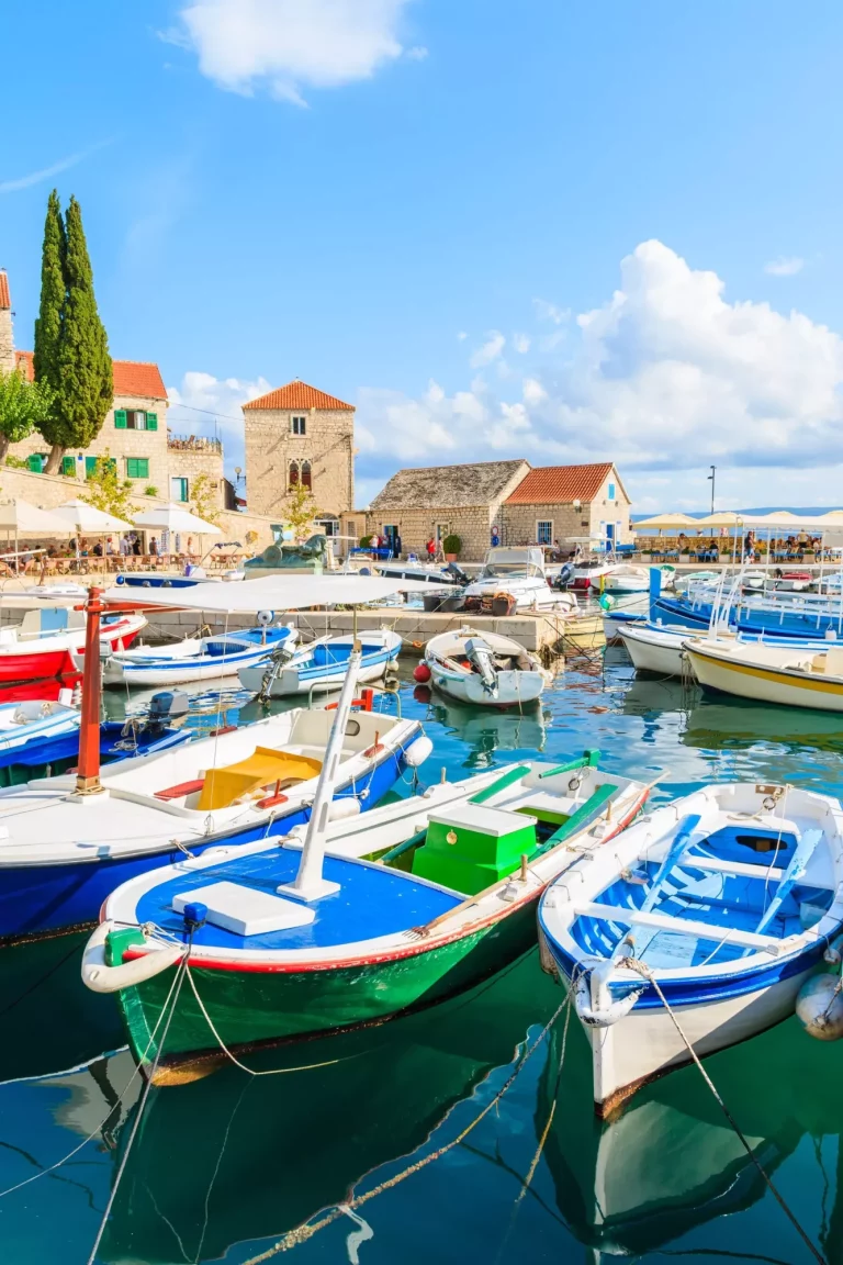Blick auf den Hafen von Bol mit bunten Fischerbooten, Insel Brac, Kroatien