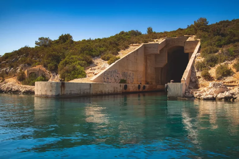Militaire tunnel op het eiland Vis, Kroatië